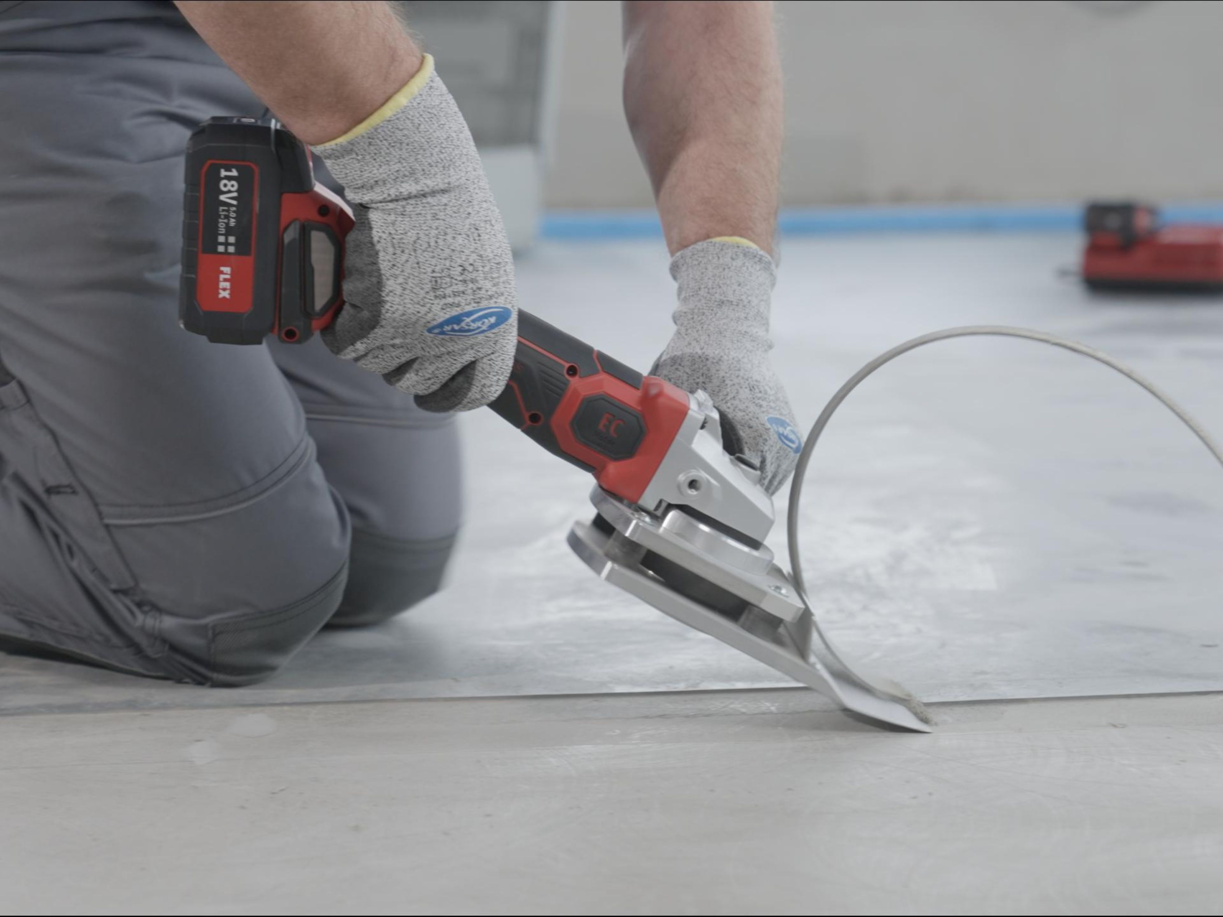 Compact Stripper beim Ablösen von Bodenbelag